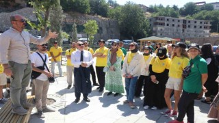 Turistik trenle Bitlise gelen öğrenciler tarihi mekanları gezdi