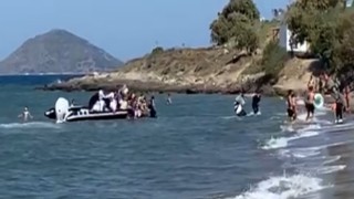 Turistlerin gözü önünde mültecilerin kaçışı herkesi şok etti