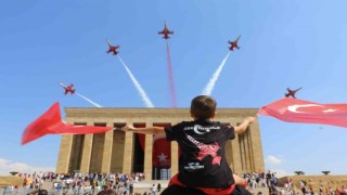Türk Yıldızlarından 30 Ağustosa özel Anıtkabir saygı uçuşu