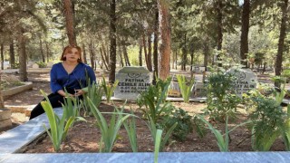 Türkiyeyi duygulandıran yüzüğü bulamayan depremzede Zehra öğretmen, annesinin mezarı başında özür diledi