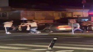 Tuzlada valeler ve araç sürücüsü arasında tekmeli sopalı kavga kamerada