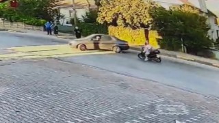U dönüşü yapmak isteyen otomobile çarpmamak için manevra yaptı, yerde sürüklendi: O anlar kamerada