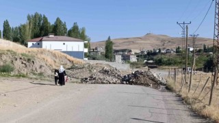 Üç parselinden geçen yolu kapattı