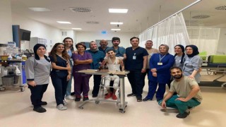 Üniversite öğrencisine 7 aydır tedavi gördüğü hastanedeki sağlık çalışmalarından doğum günü sürprizi