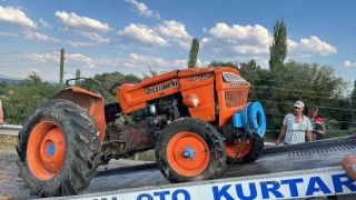 Uşakta kamyonet ile çarpışan traktör devrildi: 1 ölü