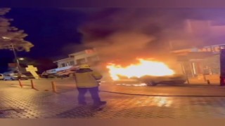 Üsküdarda park halindeki otomobil alev alev yandı