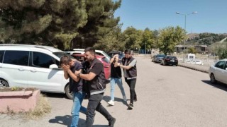 Uyuşturucu ile yakalanan şüphelinin yakınından polise: Elinize sağlık