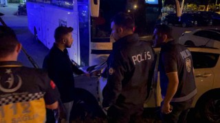 Uyuyakalan otomobil sürücüsü yoldan çıktı, otoparka daldı