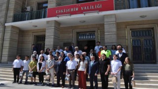 Vali Aksoy YKSde ilk 100e giren öğrencilere hediye takdim etti