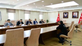 Vali Çiçek, halk gününde talepleri dinledi