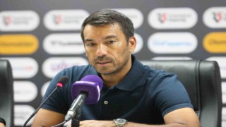 Van Bronckhorst: “İstanbula galibiyetle döndüğümüz için mutluyuz