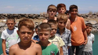 Van Gölüne giren çocukların saçları sarı oldu