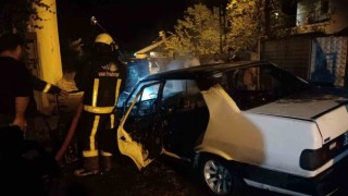 Vanda seyir halindeki otomobil alev alev yandı