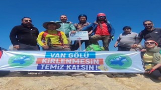 Vanlı 12 doğasever Reşko Zirvesine tırmandı: “Van Gölü temiz kalsın kirlenmesin” pankartı açtılar