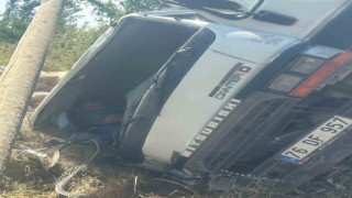 Virajı alamayan kamyon elektrik direğine çarparak devrildi: 1 yaralı