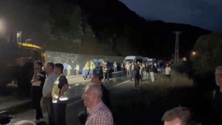 Yağış nedeniyle taşan dere karayolunu ulaşıma kapattı