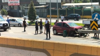 Yalovada otomobil yol ayrımında bariyere çarptı: 1 yaralı