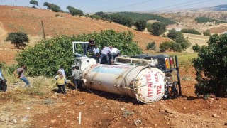 Yangına giden itfaiye tankeri şarampole devrildi: 1 yaralı