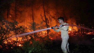 Yangına havadan gece görüşlü helikopterler müdahale ediyor