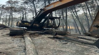 Yangının ortasında kalan ekskavatör küle döndü, operatör son anda kurtarıldı