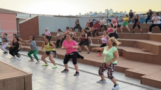 Yaz aylarında dans fit ile spor yaptılar