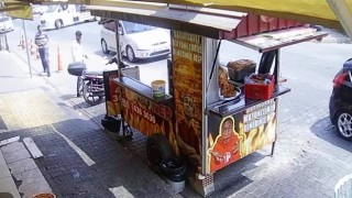 Yemek yemeye girdi, motosikleti çalındı