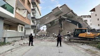 Yıkımı yapılan 5 katlı bina, vatandaşlarını yaşadığı binanın üzerine devrildi