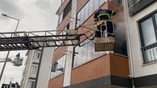 Yıldırım düşen apartmanda çıkan yangında 4 kişi dumandan etkilendi