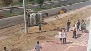 Yokuş aşağı inen kamyon devrildi