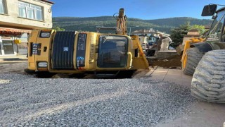 Yol göçtü kamyon çukura düştü
