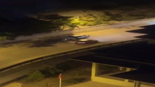 Yol verme tartışmasında otomobili böyle tekmeledi