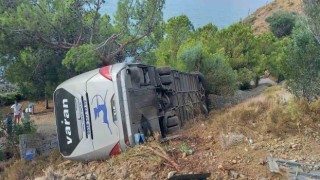 Yolcu otobüsü uçuruma yuvarlandı: 3 yaralı