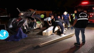 Yön tabelasına çarparak hurdaya dönen otomobilin sürücüsü öldü