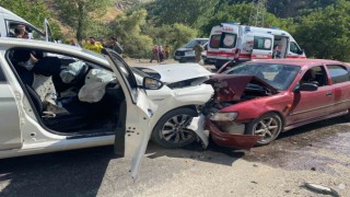 Yüksekovada otomobil ile cip kafa kafaya çarpıştı: 8 yaralı