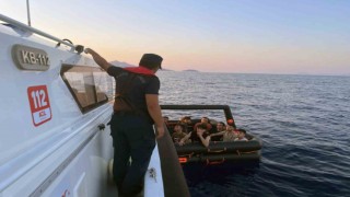 Yunan sahil güvenlik ekipleri 10 düzensiz göçmeni Türk karasularına geri itti