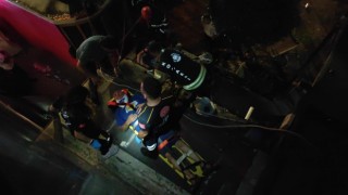 Yürüyen merdivenden kafenin çatısına düştü