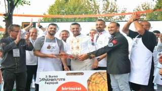 10 dakikada 15 metre börek yedi, altınları kazandı