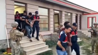 139 yılla aranan mülteciler komandoların şafak operasyonuyla yakalandı