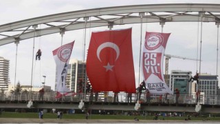 25.yıllarını köprüde bayrak açarak kutladılar