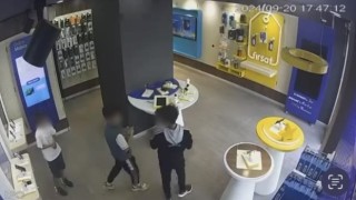 30 saniyede 160 bin lira değerindeki telefonları böyle çaldılar