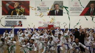 330 minik taekwondocu kuşak atladı