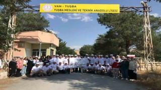 40 yıl sonra mezun oldukları lisede buluştular
