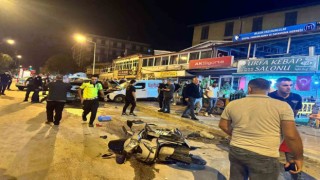 6 araca çarpan otomobilde 3 kişinin yaralandığı kaza güvenlik kamerasına yansıdı