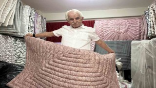 67 yıldır yorgan dikiyor