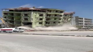 7 katlı binanın yıkılma anı saniye saniye kameraya yansıdı