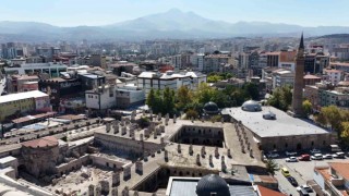 8 asırlık Cami Kebir, aslına uygun kapılarına kavuştu
