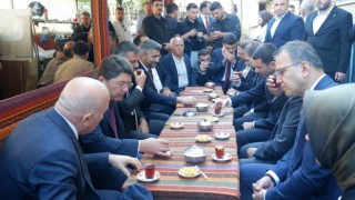 Adalet Bakanı Yılmaz Tunç, esnafı ziyaret edip vatandaşlarla çay ocağında sohbet etti