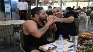 Adanaya gelen turistler kebap yemeden dönmüyor