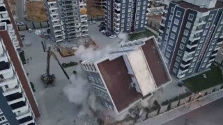 Adıyamanda ağır hasarlı 9 katlı binanın yıkılma anları kameraya yansıdı