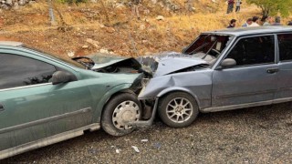 Adıyamanda iki otomobil kafa kafaya çarpıştı: 4 yaralı